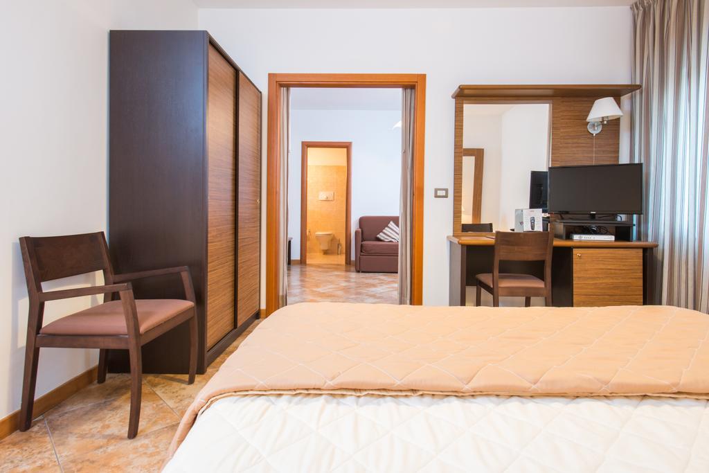 Royal Hotel Cosenza Esterno foto